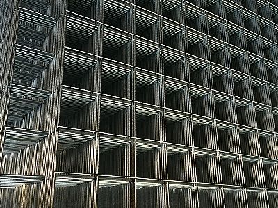 鋼筋焊接網(wǎng)在生產(chǎn)時(shí)都要經(jīng)過嚴(yán)格的檢驗(yàn)